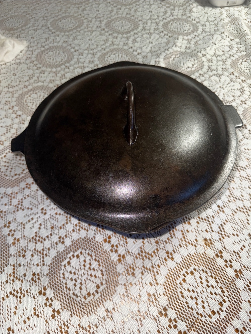 Vintage Chicago Hardware Foundry (CHF) Cast Iron No. 8 cast iron Dutch oven frye